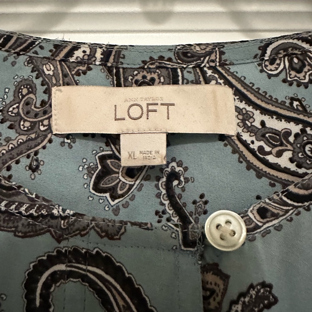 LOFT BEAUTIFUL BLUE PAISLEY BLOUSE SOPHISTICATED DRESSED UP OR WITH JEANS - Picture 6 of 7
